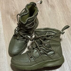 Nike Tanjun Olive Canvas High Rise Athletic Boots AO0355300 Women's Size 8 New